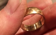 Потерянное обручальное кольцо вернулось к хозяйке спустя 20 лет - «Фото»