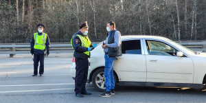 В полиции пообещали максимально ускорить проверку пропусков у водителей - «Автоновости»