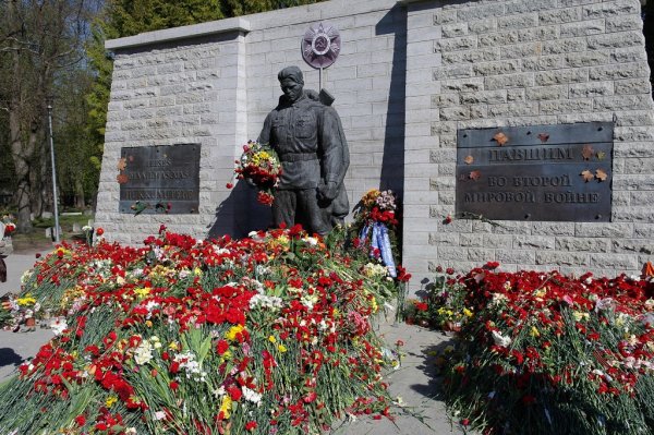 «Бронзовый солдат» в Таллине усыпан цветами благодарности - «Военное обозрение»
