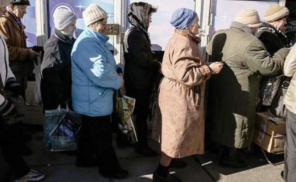 Цинизм и кощунство: В Новгороде пенсионеры в многолюдной толпе стояли в очереди за продуктами - «Политика»