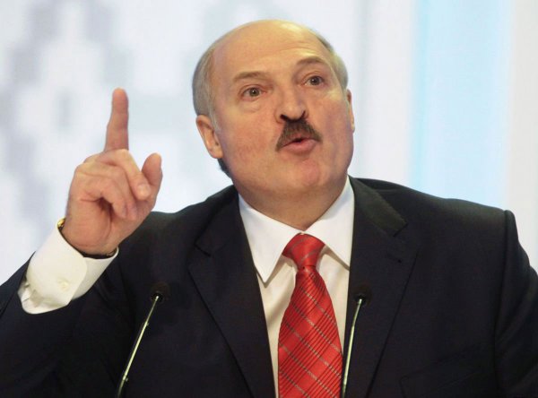 Лукашенко посоветовал не целоваться с другими женщинами во время пандемии - «Новороссия»