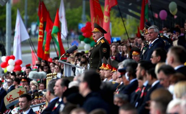 Лукашенко при параде: Батька украл у Путина победу, показав, что он не «слабак из бункера» - «Политика»