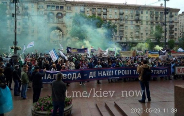 Митингующие перекрыли Крещатик - «Украина»