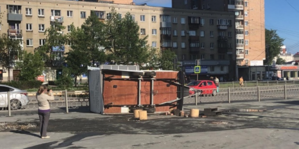 Очевидцы сняли сильнейший ураган в Екатеринбурге - «Политика»