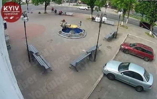 Под Киевом женщина с ребенком залезла на фонтан и сломала его - (видео)
