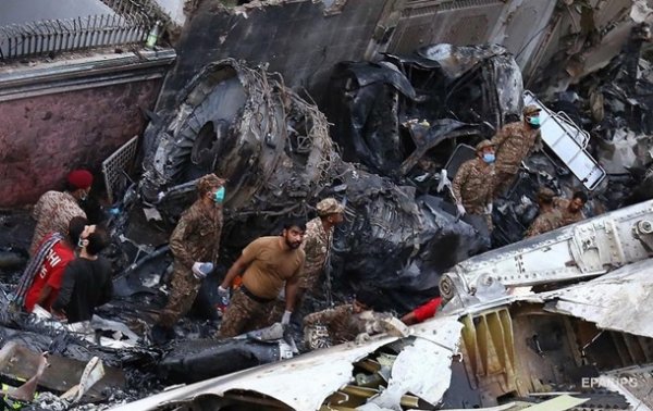 Появилось видео с падением самолета в Пакистане - (видео)