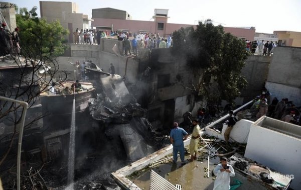 При крушении самолета в Пакистане погибли более ста человек - «В мире»