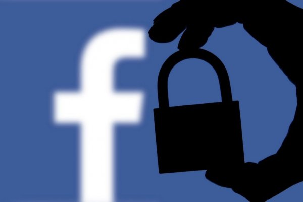 Реваншисты из Facebook банят за Знамя Победы над рейхстагом - «Военное обозрение»