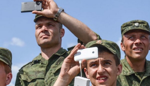 Российским военным запретили пользоваться гаджетами на службе - «Новороссия»