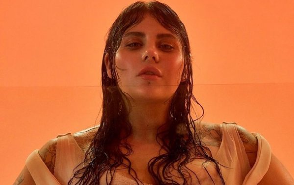 Солистка группы KAZKA снялась обнаженной в ванной - «Культура»