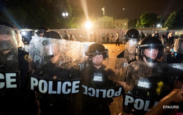 У Белого дома столкновения охраны с протестующими - «В мире»
