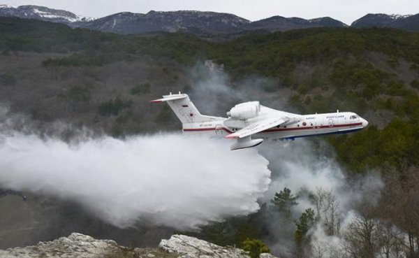 Уникальный российский гидросамолет Бе-200 горит ясным пламенем - «Политика»