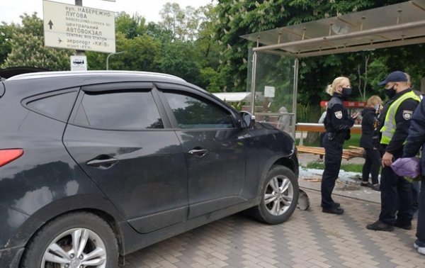 В Киеве авто на скорости врезалось в остановку - «Украина»