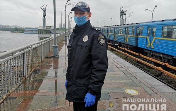 В Киеве мужчина пытался спрыгнуть с моста на станции метро Днепр - (видео)