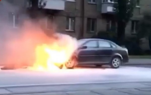 В Киеве на ходу загорелось авто - (видео)