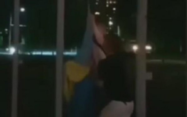 В Запорожье двое юношей сорвали флаг Украины - (видео)