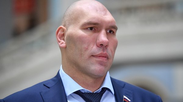 Валуев похвалил тульскую медсестру, вышедшую на работу в купальнике - «Новороссия»