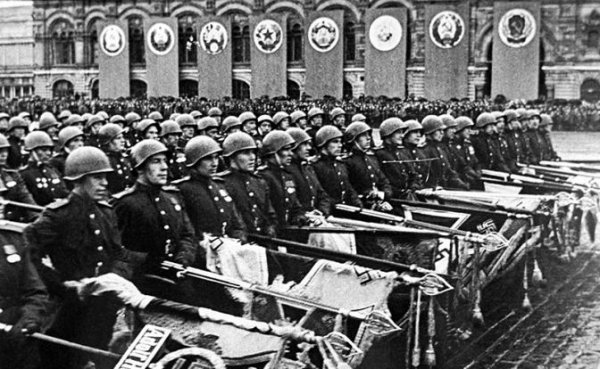 Весна 45-го: Первый парад состоялся в Москве раньше Победы — 1 мая - «Военные действия»