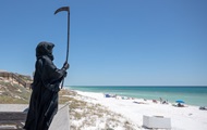 По пляжам Флориды ходит "смерть с косой" - «Фото»