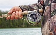 Рыбак поймал в озере похожее на шнурок существо - «Фото»