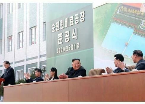 СМИ КНДР показали первые фото Ким Чен Ына после отсутствия - «В мире»