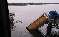 Укравтодор о рухнувшем мосте: Был "ограниченно трудоспособным" - «Фото»