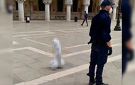 В центре Венеции установили бетонный пенис - «Фото»