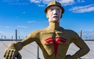 В США гигантской статуе нарисовали лицо Маска - «Фото»