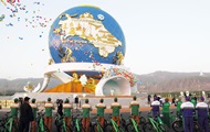 Гигантский монумент велосипеду открыли в Туркменистане - «Фото»