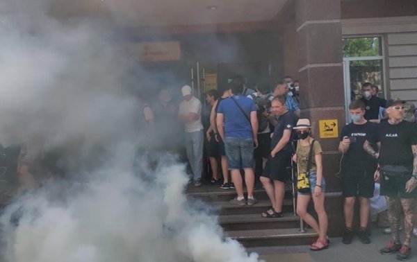 Активисты пытаются прорваться на суд по Стерненко - (видео)