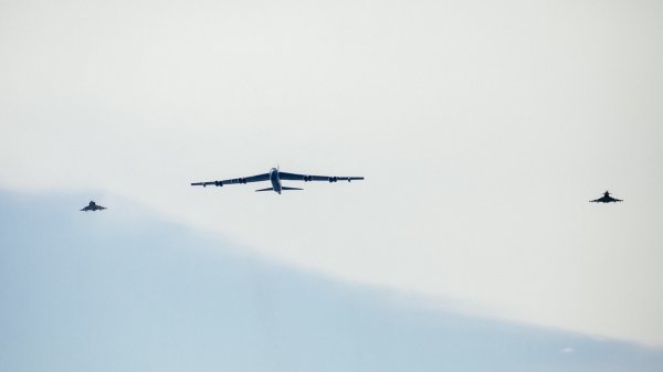B-52H ВВС США пролетел над столицей Эстонии - «Военное обозрение»