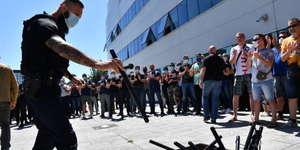 Французские полицейские сдали дубинки в знак протеста против преследования коллеги - «Политика»