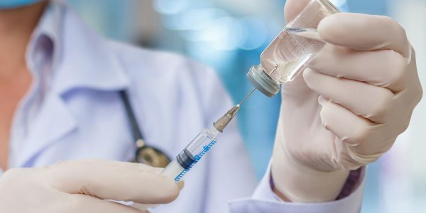 Иммунолог перечислил тревожные симптомы после вакцинации от COVID-19 - «Политика»