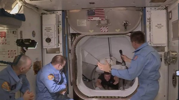 Космический корабль Crew Dragon успешно состыковался с МКС - «Новороссия»