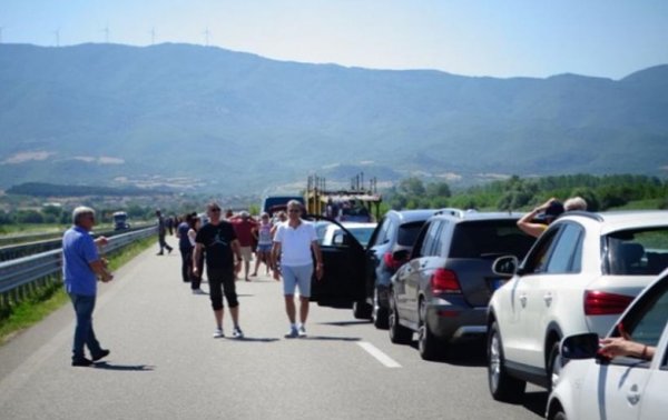 На границе Греции километровые очереди туристов - (видео)