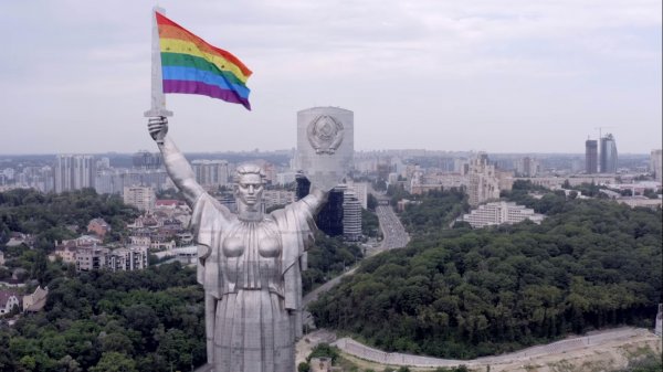 На памятник Родины-матери в Киеве пропагандисты ЛГБТ «повесили» флаг секс-меньшинств - «Новороссия»