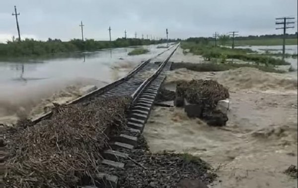 На Прикарпатье повреждена железная дорога из-за паводка - (видео)
