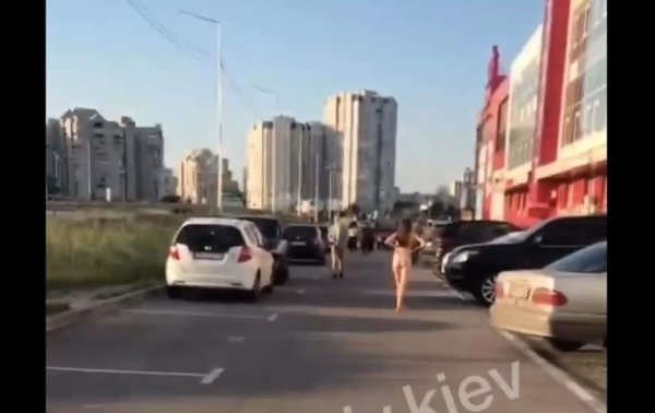 По улице в Киеве гуляла голая женщина - «Украина»
