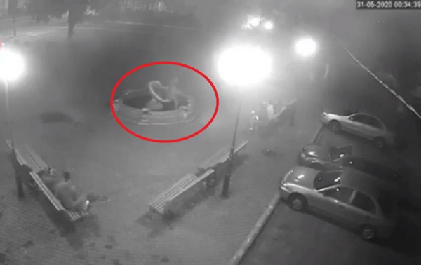 Под Киевом снова сломали фонтан - (видео)