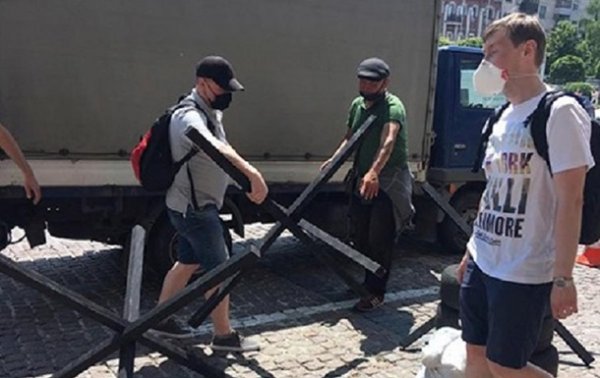 Под Печерским судом установили баррикады - «Украина»