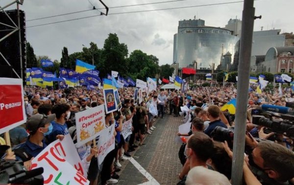 Под суд пришли около тысячи сторонников Порошенко - (видео)