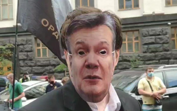 Под ВР прошла акция протеста с "Януковичем" - «Украина»