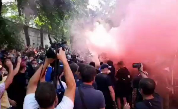 Радикалы в Киеве устроили стычку с полицией под зданием суда, где выносится приговор нацисту Стерненко - «Новороссия»
