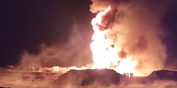 Российские военные показали, как потушить нефтяной пожар с помощью пушки - «Политика»