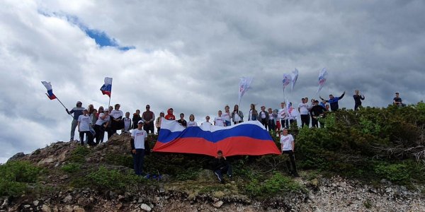 Сахалинцы в честь Дня России покорили гору Юноны - «Политика»