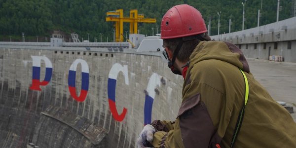 Самые большие граффити в мире появились на Саяно-Шушенской ГЭС ко Дню России - «Политика»