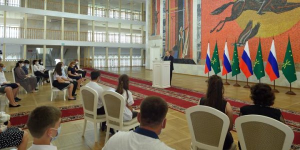 Школьникам торжественно вручили паспорта в честь Дня России - «Политика»