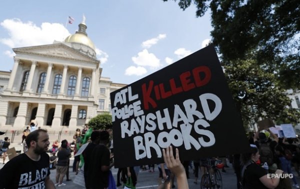 В Атланте начались протесты из-за нового инцидента с темнокожим - (видео)