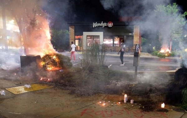 В Атланте протестующие подожгли ресторан - (видео)
