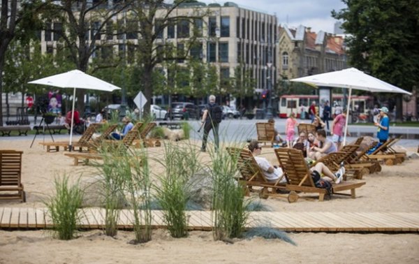 В центре Вильнюса открыли искусственный пляж - «В мире»